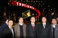 國家質(zhì)檢總局副局長支樹平（右三）在中央電視臺演播大廳2010年“3.15晚會”直播現(xiàn)場與中國質(zhì)量檢驗協(xié)會會員工作部主任楊曉東（右二）、防偽中心主任王成村（右一）、會員工作部副主任劉輝（左二）、會員工作部副主任王劍（左一）等協(xié)會工作人員代表合影留念