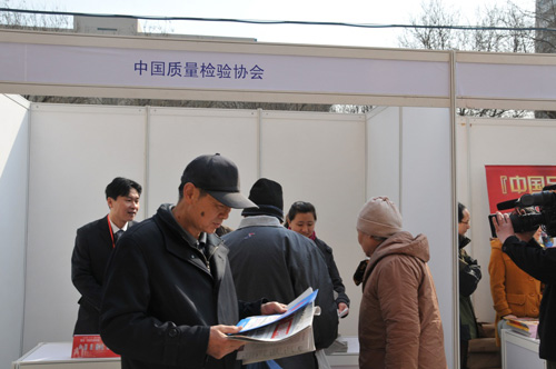 中國質(zhì)量檢驗協(xié)會企業(yè)工作部主任楊曉東在2012年3.15咨詢服務(wù)活動現(xiàn)場向消費者介紹中國質(zhì)量檢驗協(xié)會編印的宣傳資料。